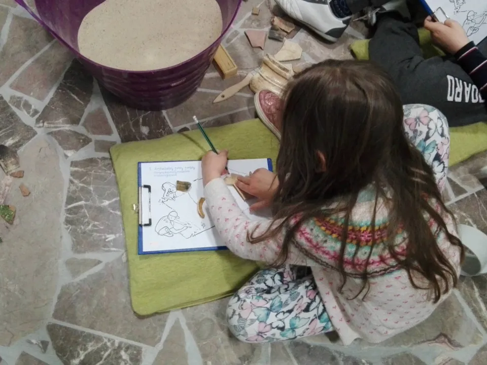 Klasa IId podczas warsztatów archeologicznych — zdjęcie 8