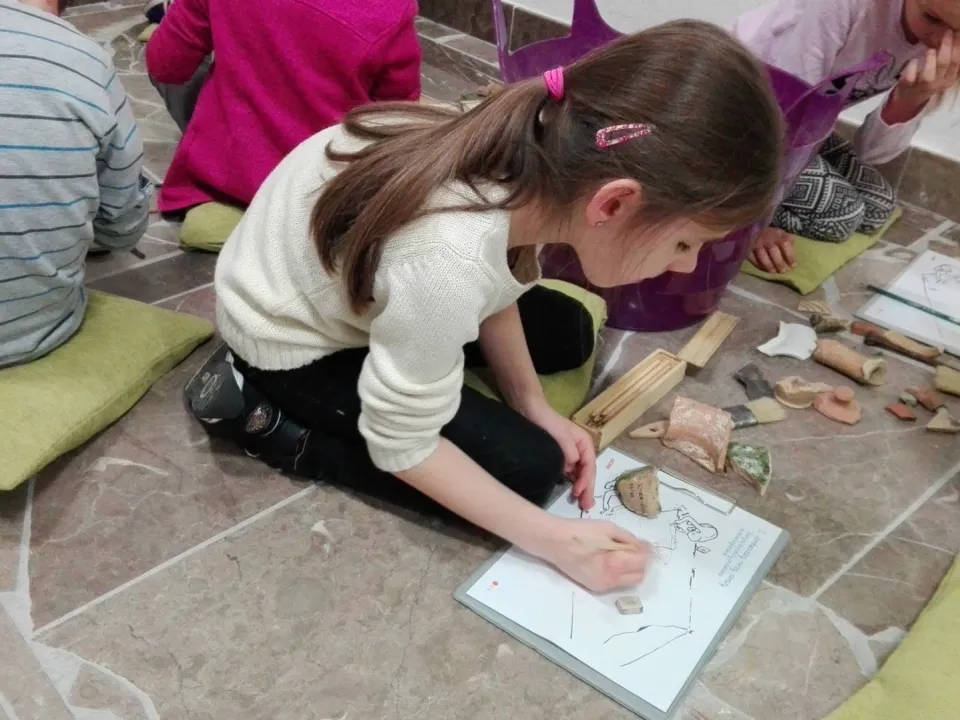 Klasa IId podczas warsztatów archeologicznych — zdjęcie 9