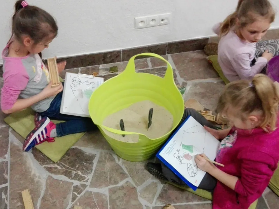 Klasa IId podczas warsztatów archeologicznych — zdjęcie 11