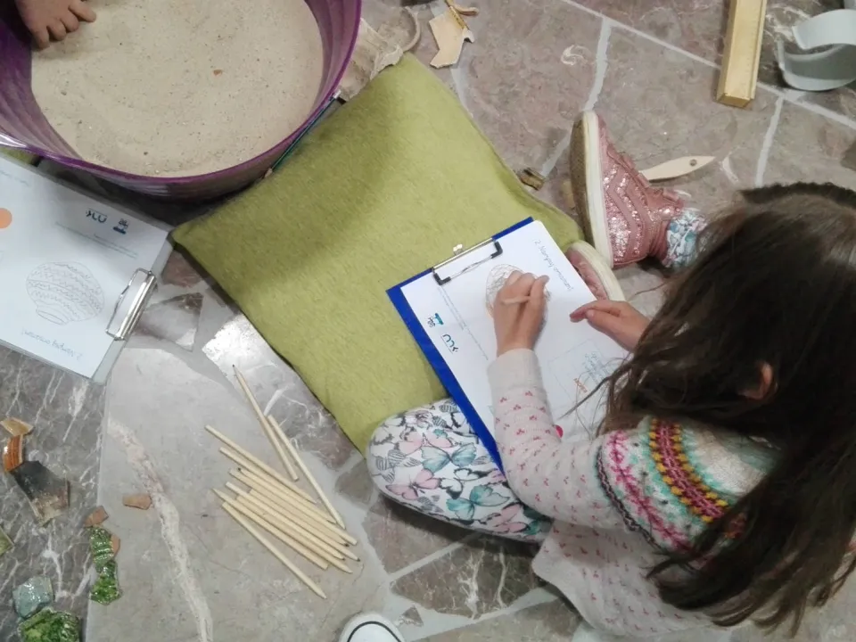 Klasa IId podczas warsztatów archeologicznych — zdjęcie 13