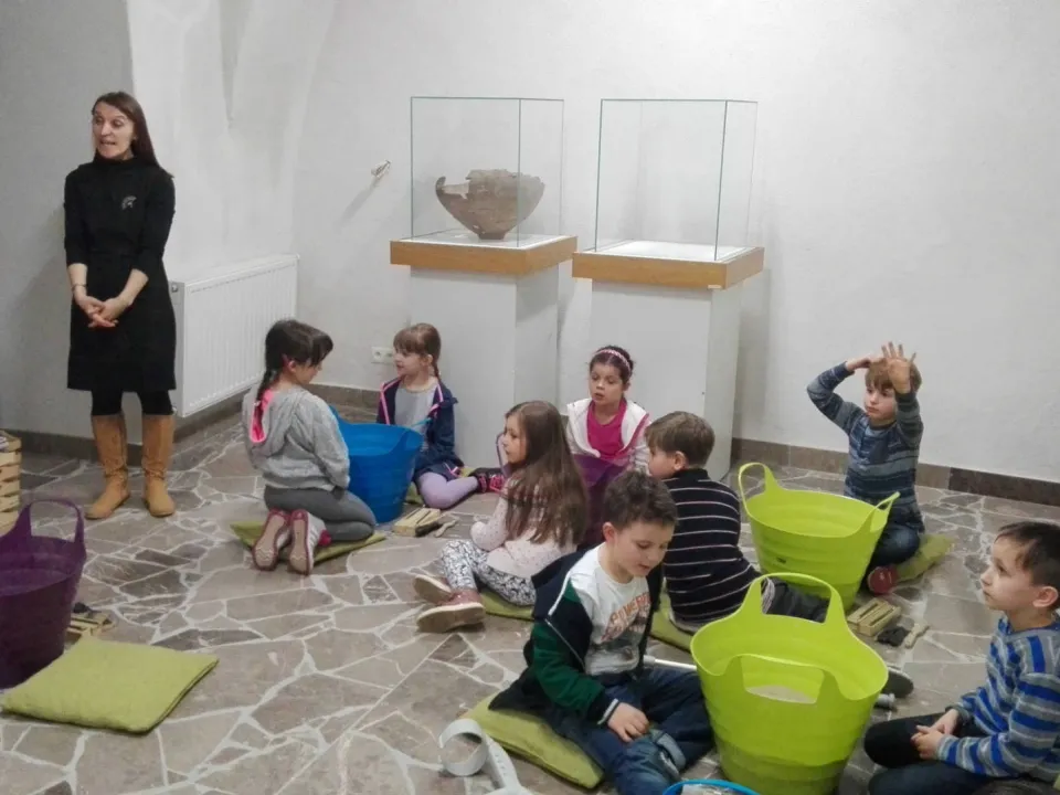 Klasa IId podczas warsztatów archeologicznych — zdjęcie 14