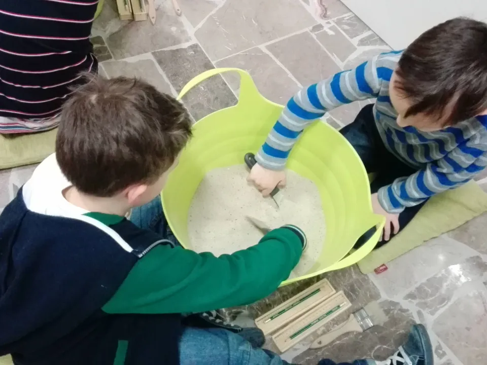 Klasa IId podczas warsztatów archeologicznych — zdjęcie 15