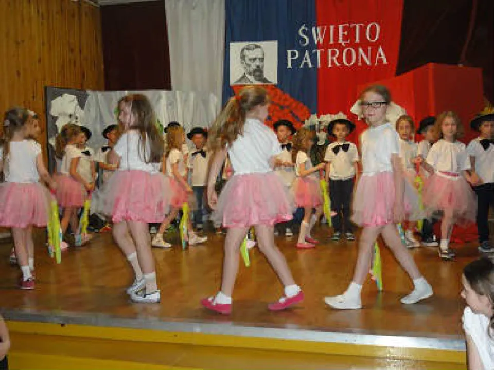 Święto Patrona- taneczny występ Świetliczaków — zdjęcie 7