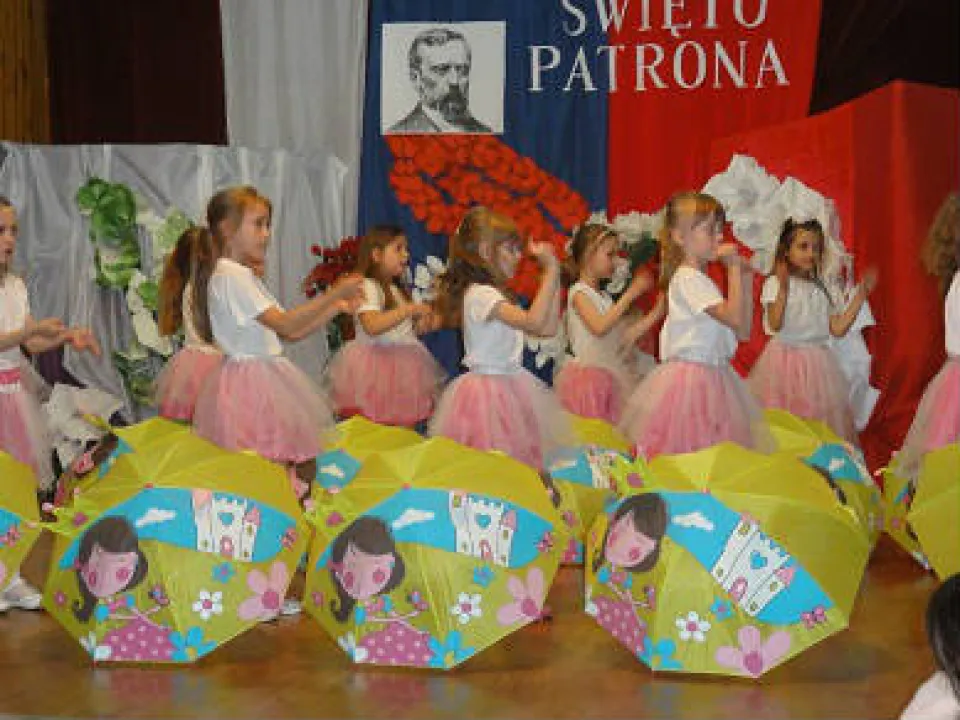 Święto Patrona- taneczny występ Świetliczaków — zdjęcie 11