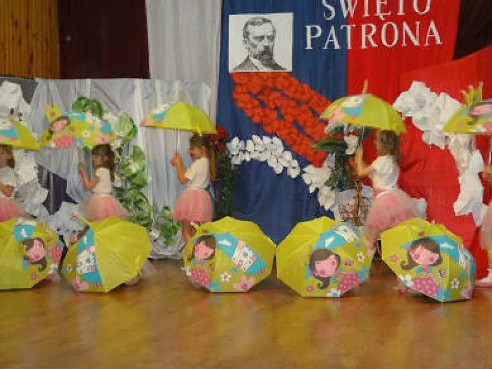 Święto Patrona- taneczny występ Świetliczaków — zdjęcie 13