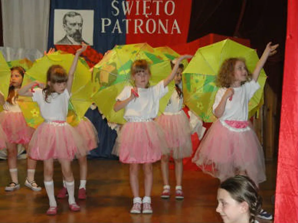 Święto Patrona- taneczny występ Świetliczaków — zdjęcie 17