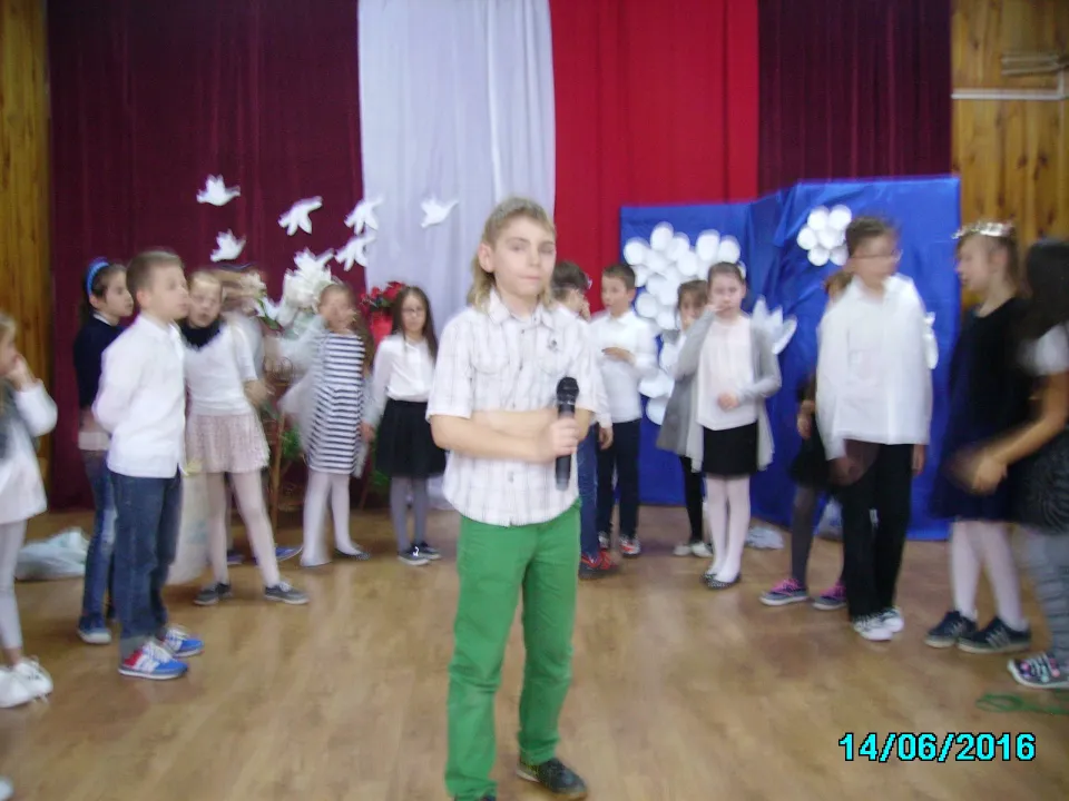 Klasa III C prezentuje apel „Magiczne słowa: proszę, przepraszam, dziękuję” — zdjęcie 4