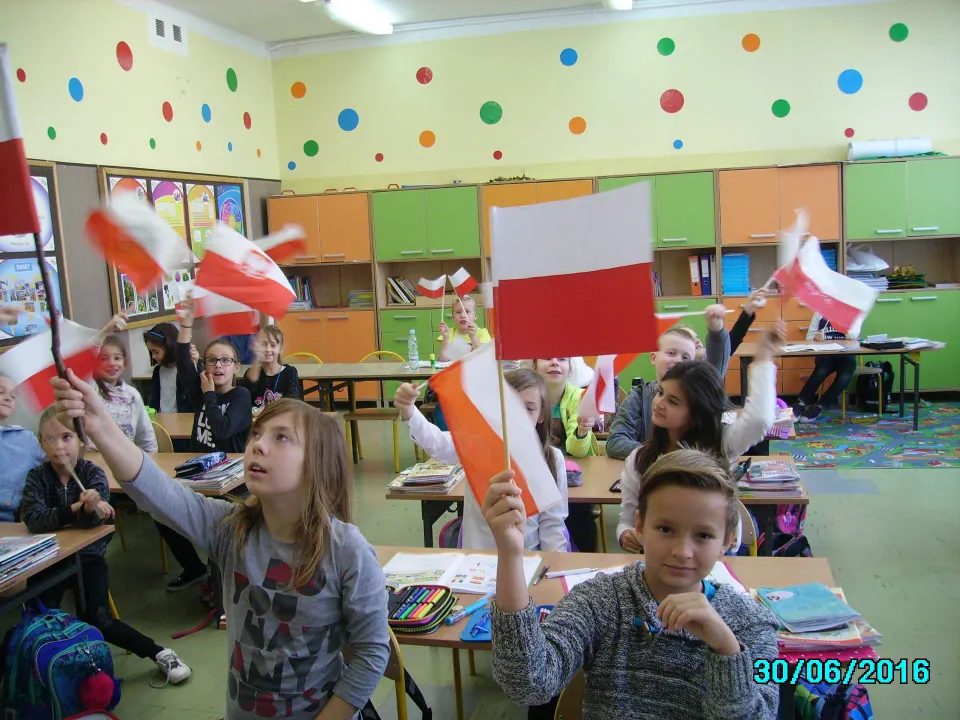 Osiedlowy Marsz Niepodległości z klasą III C — zdjęcie 3