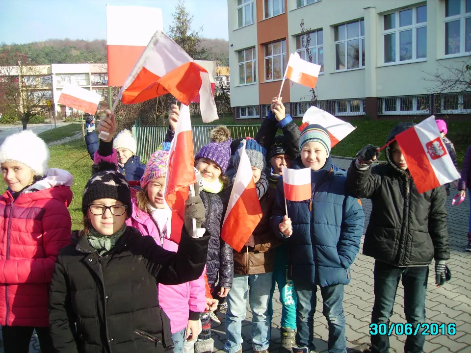 Osiedlowy Marsz Niepodległości z klasą III C — zdjęcie 4