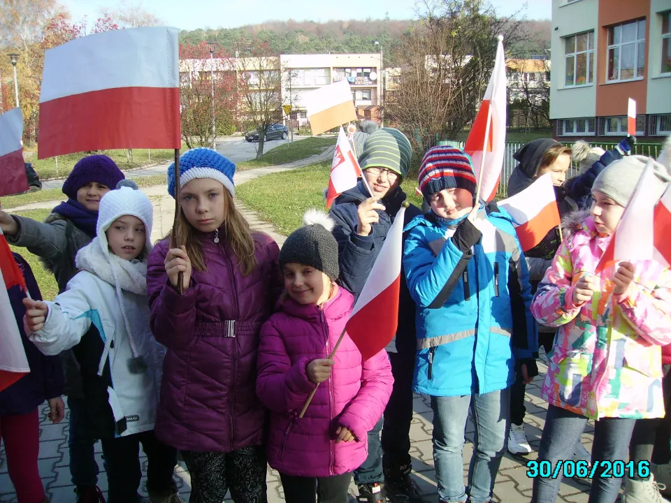 Osiedlowy Marsz Niepodległości z klasą III C — zdjęcie 6