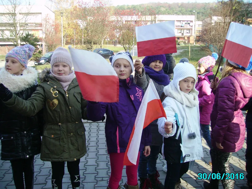 Osiedlowy Marsz Niepodległości z klasą III C — zdjęcie 7