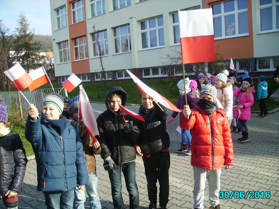Osiedlowy Marsz Niepodległości z klasą III C — zdjęcie 8