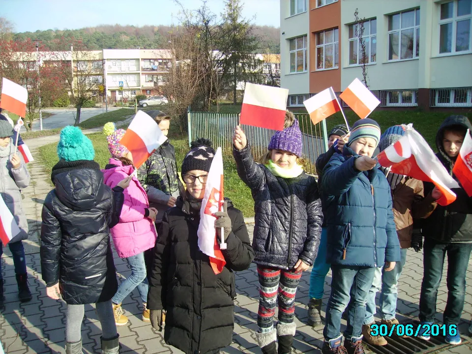 Osiedlowy Marsz Niepodległości z klasą III C — zdjęcie 9