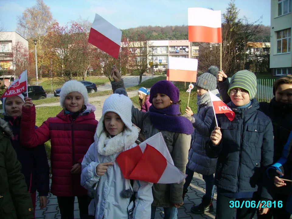 Osiedlowy Marsz Niepodległości z klasą III C — zdjęcie 10