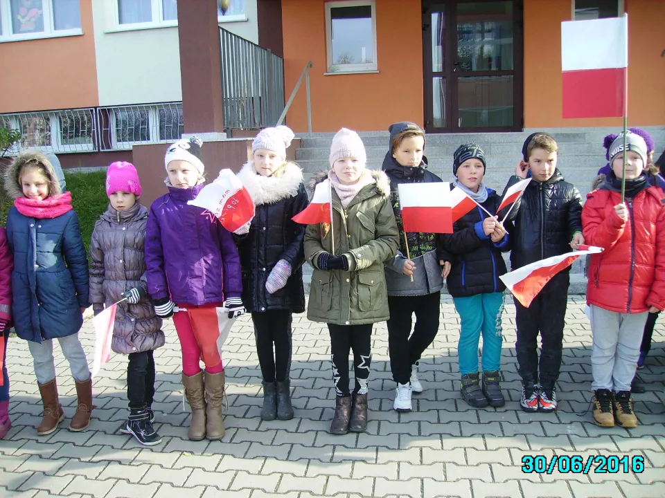 Osiedlowy Marsz Niepodległości z klasą III C — zdjęcie 11