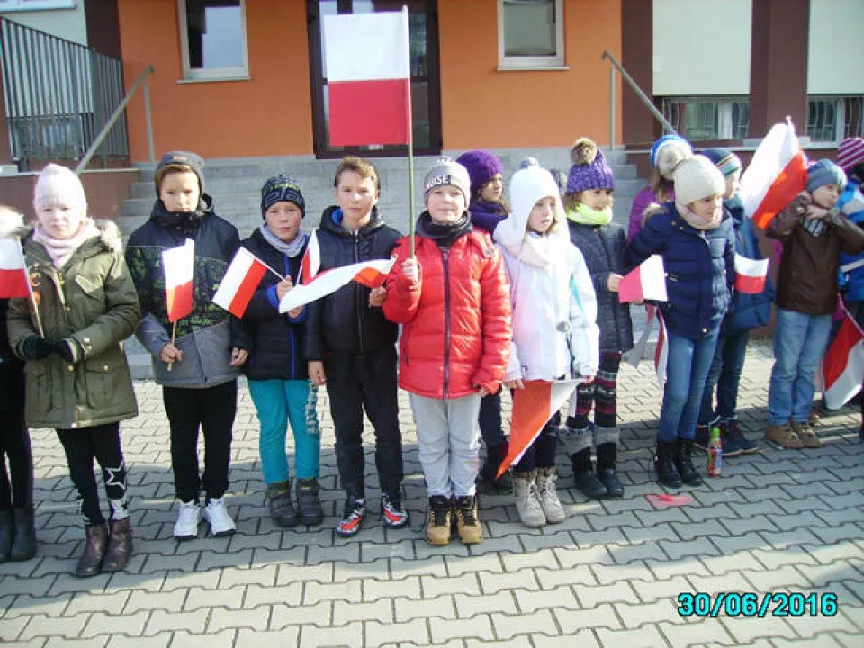 Osiedlowy Marsz Niepodległości z klasą III C — zdjęcie 12
