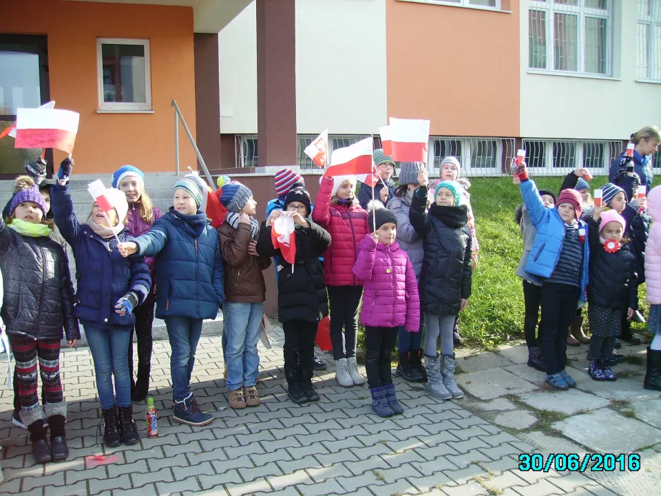 Osiedlowy Marsz Niepodległości z klasą III C — zdjęcie 13