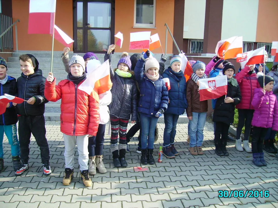 Osiedlowy Marsz Niepodległości z klasą III C — zdjęcie 14