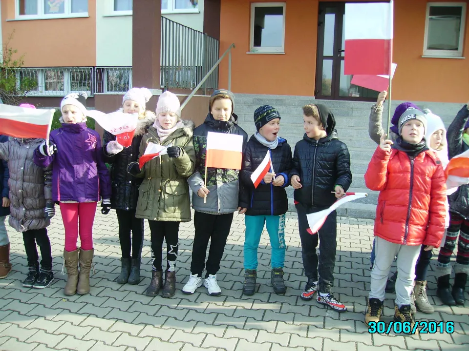 Osiedlowy Marsz Niepodległości z klasą III C — zdjęcie 15