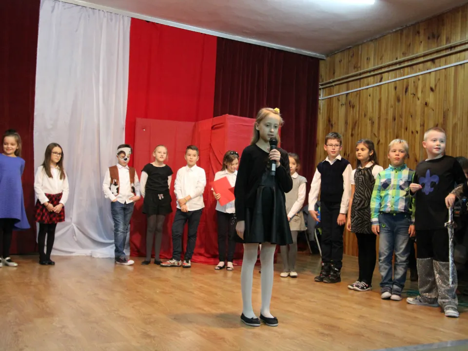 Spotkanie rodzinne klasy III C podczas prezentacji apelu „Magiczne słowa: proszę, przepraszam, dziękuję”.  — zdjęcie 2