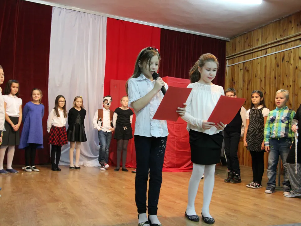 Spotkanie rodzinne klasy III C podczas prezentacji apelu „Magiczne słowa: proszę, przepraszam, dziękuję”.  — zdjęcie 3