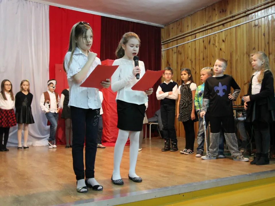 Spotkanie rodzinne klasy III C podczas prezentacji apelu „Magiczne słowa: proszę, przepraszam, dziękuję”.  — zdjęcie 4