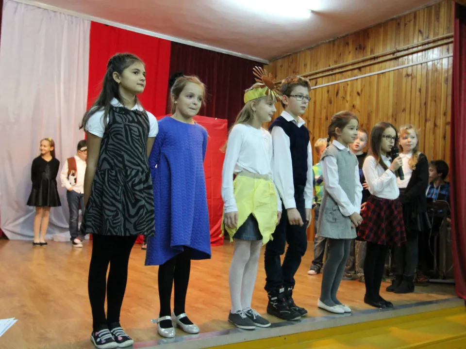 Spotkanie rodzinne klasy III C podczas prezentacji apelu „Magiczne słowa: proszę, przepraszam, dziękuję”.  — zdjęcie 5