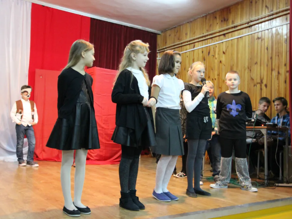 Spotkanie rodzinne klasy III C podczas prezentacji apelu „Magiczne słowa: proszę, przepraszam, dziękuję”.  — zdjęcie 6