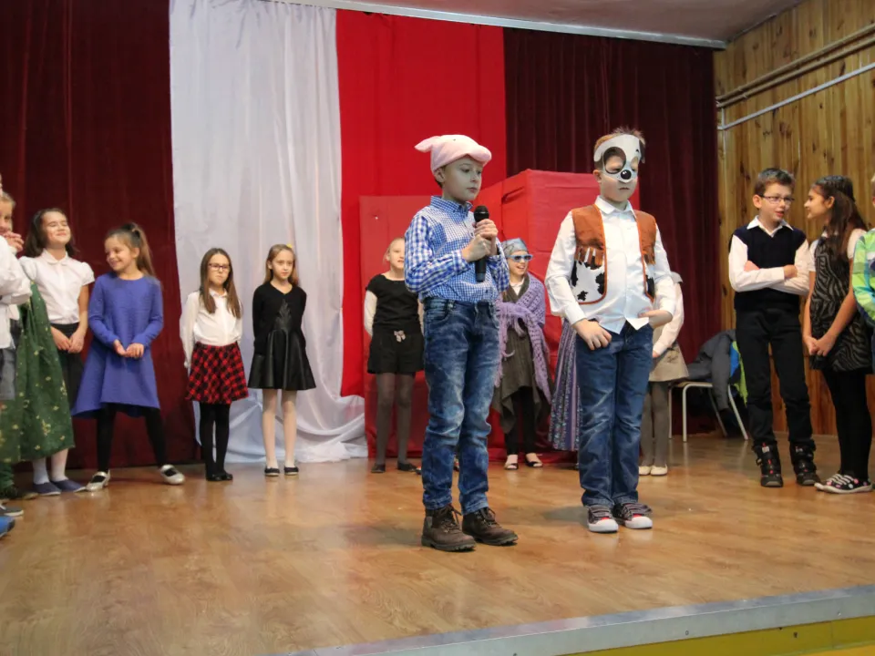 Spotkanie rodzinne klasy III C podczas prezentacji apelu „Magiczne słowa: proszę, przepraszam, dziękuję”.  — zdjęcie 7