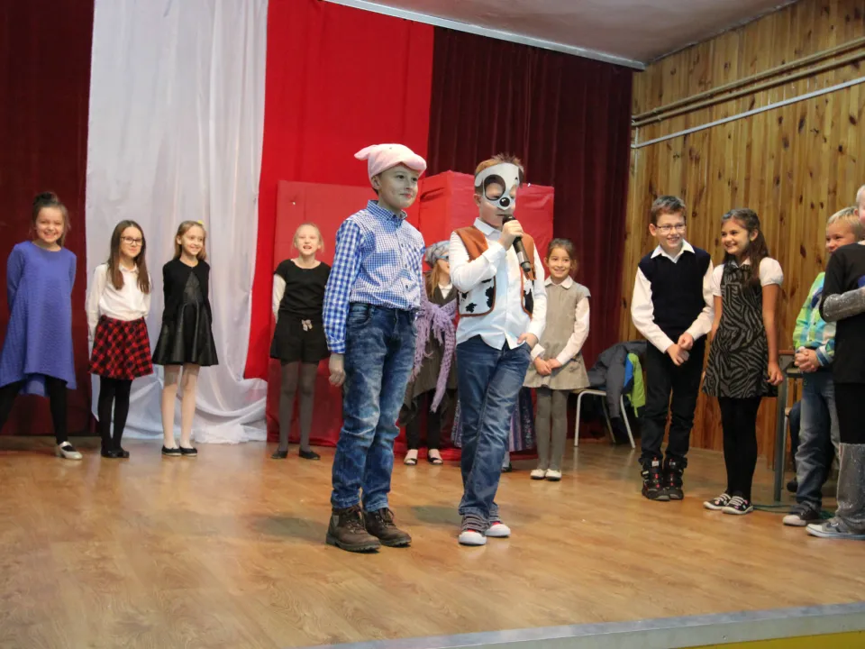 Spotkanie rodzinne klasy III C podczas prezentacji apelu „Magiczne słowa: proszę, przepraszam, dziękuję”.  — zdjęcie 8