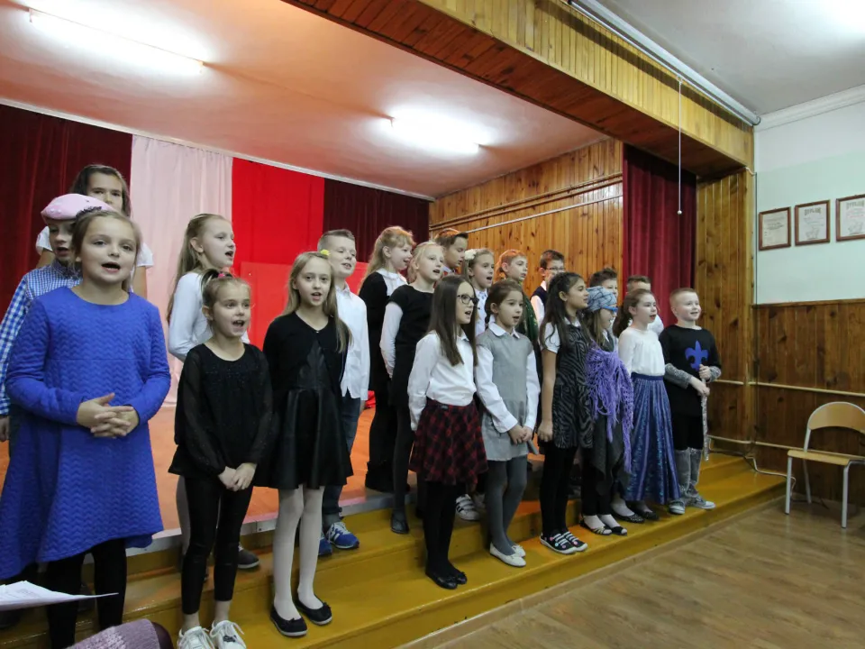 Spotkanie rodzinne klasy III C podczas prezentacji apelu „Magiczne słowa: proszę, przepraszam, dziękuję”.  — zdjęcie 9