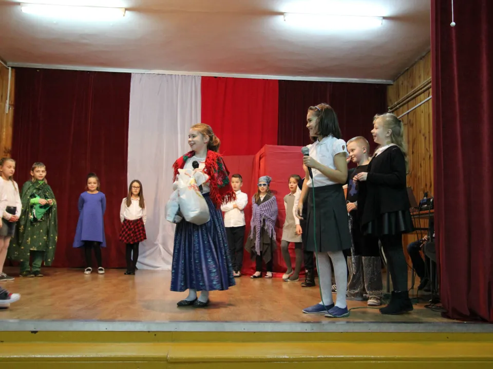 Spotkanie rodzinne klasy III C podczas prezentacji apelu „Magiczne słowa: proszę, przepraszam, dziękuję”.  — zdjęcie 12