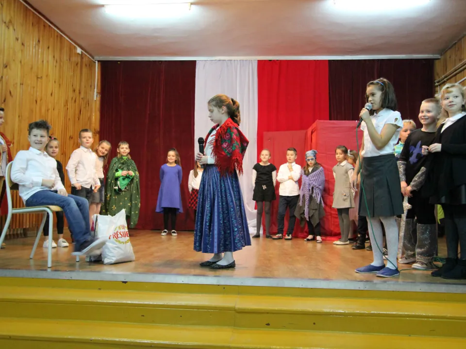 Spotkanie rodzinne klasy III C podczas prezentacji apelu „Magiczne słowa: proszę, przepraszam, dziękuję”.  — zdjęcie 13