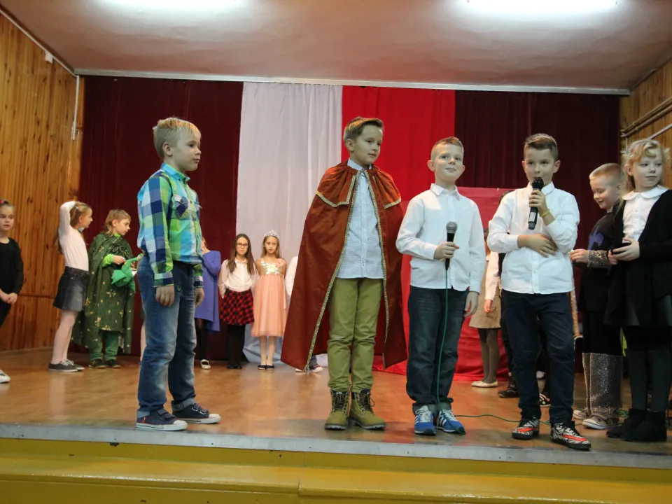 Spotkanie rodzinne klasy III C podczas prezentacji apelu „Magiczne słowa: proszę, przepraszam, dziękuję”.  — zdjęcie 14