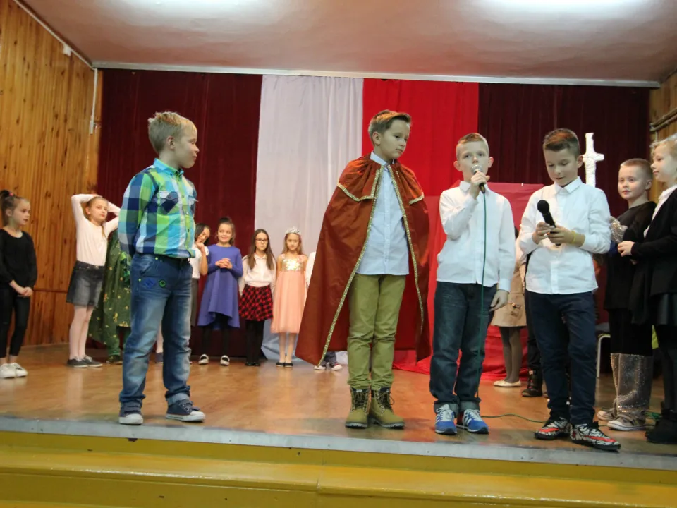 Spotkanie rodzinne klasy III C podczas prezentacji apelu „Magiczne słowa: proszę, przepraszam, dziękuję”.  — zdjęcie 15