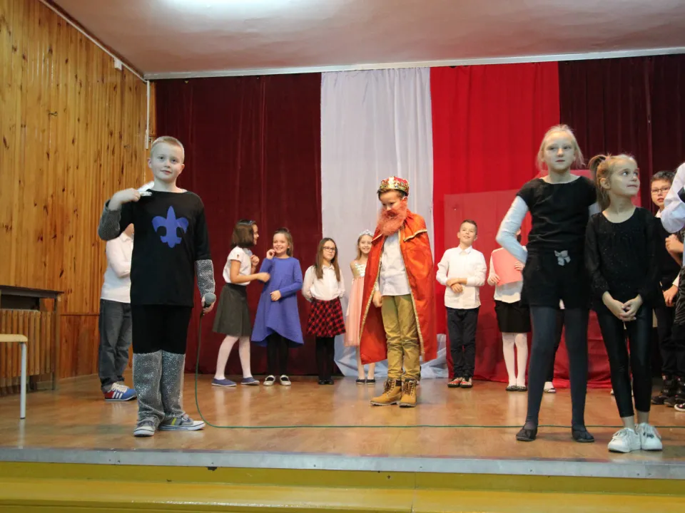 Spotkanie rodzinne klasy III C podczas prezentacji apelu „Magiczne słowa: proszę, przepraszam, dziękuję”.  — zdjęcie 16