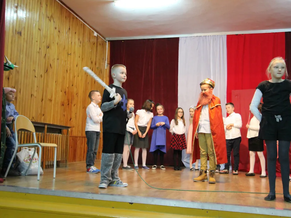 Spotkanie rodzinne klasy III C podczas prezentacji apelu „Magiczne słowa: proszę, przepraszam, dziękuję”.  — zdjęcie 17