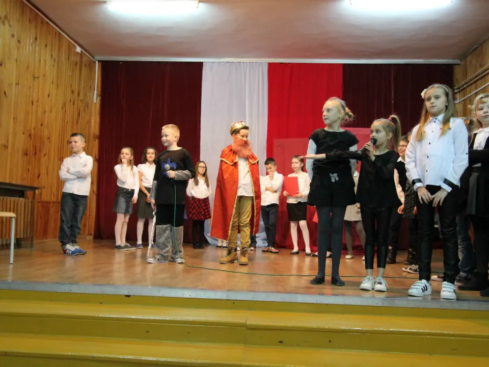 Spotkanie rodzinne klasy III C podczas prezentacji apelu „Magiczne słowa: proszę, przepraszam, dziękuję”.  — zdjęcie 18