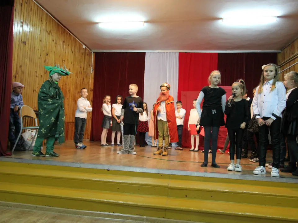 Spotkanie rodzinne klasy III C podczas prezentacji apelu „Magiczne słowa: proszę, przepraszam, dziękuję”.  — zdjęcie 19