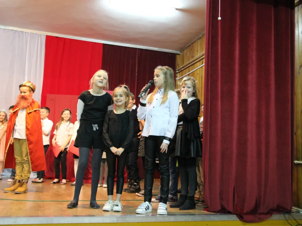 Spotkanie rodzinne klasy III C podczas prezentacji apelu „Magiczne słowa: proszę, przepraszam, dziękuję”.  — zdjęcie 20