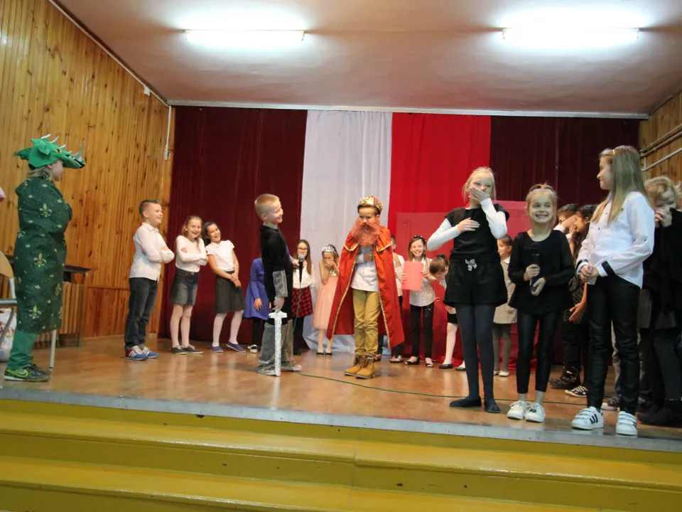 Spotkanie rodzinne klasy III C podczas prezentacji apelu „Magiczne słowa: proszę, przepraszam, dziękuję”.  — zdjęcie 21
