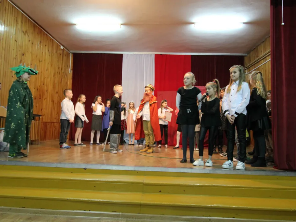 Spotkanie rodzinne klasy III C podczas prezentacji apelu „Magiczne słowa: proszę, przepraszam, dziękuję”.  — zdjęcie 22