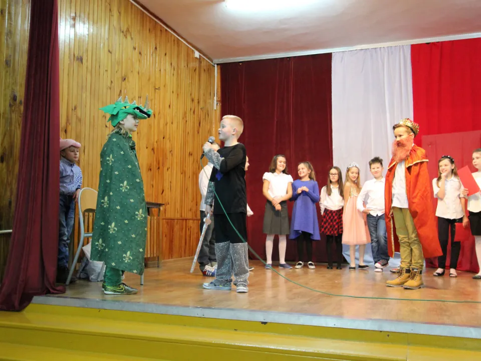 Spotkanie rodzinne klasy III C podczas prezentacji apelu „Magiczne słowa: proszę, przepraszam, dziękuję”.  — zdjęcie 23