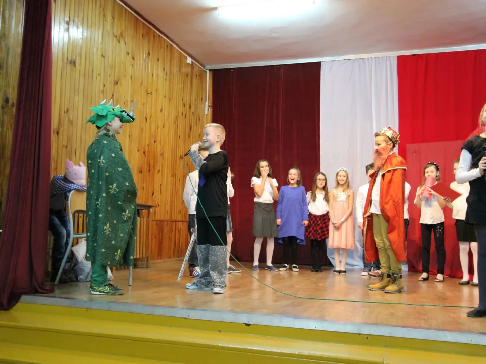 Spotkanie rodzinne klasy III C podczas prezentacji apelu „Magiczne słowa: proszę, przepraszam, dziękuję”.  — zdjęcie 24