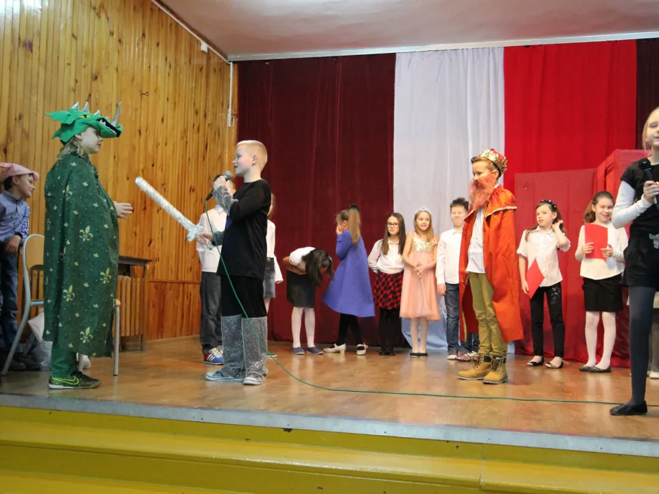 Spotkanie rodzinne klasy III C podczas prezentacji apelu „Magiczne słowa: proszę, przepraszam, dziękuję”.  — zdjęcie 25