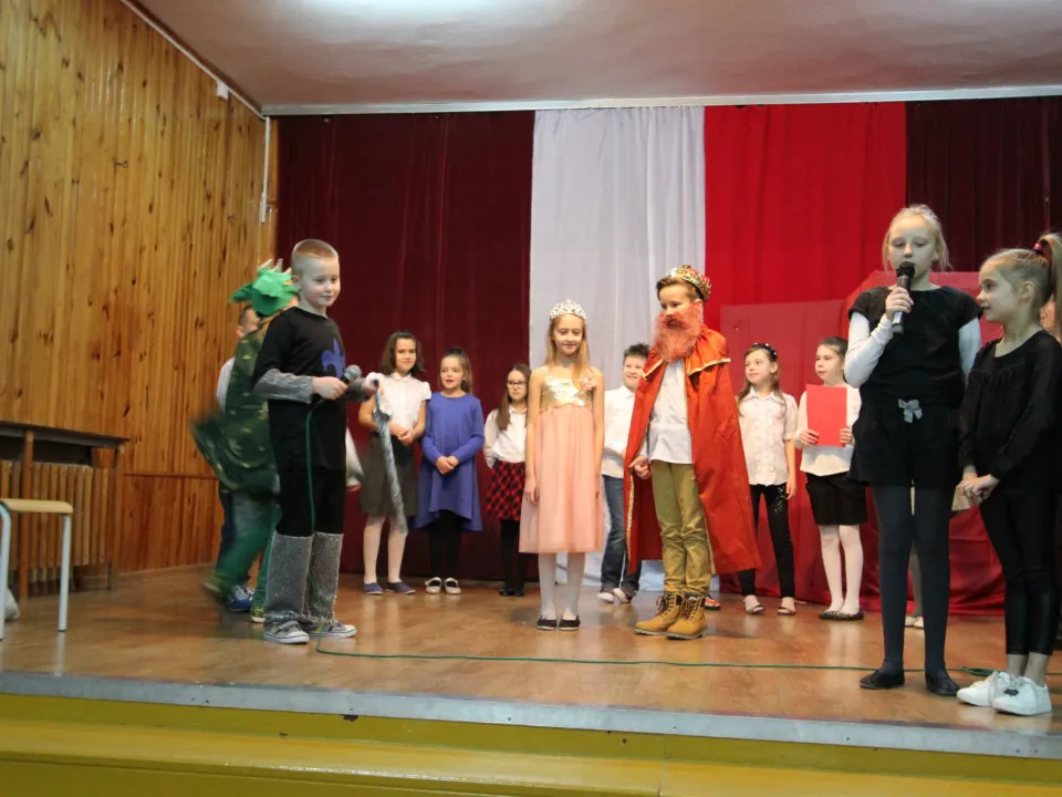 Spotkanie rodzinne klasy III C podczas prezentacji apelu „Magiczne słowa: proszę, przepraszam, dziękuję”.  — zdjęcie 26