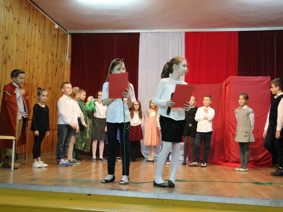 Spotkanie rodzinne klasy III C podczas prezentacji apelu „Magiczne słowa: proszę, przepraszam, dziękuję”.  — zdjęcie 29