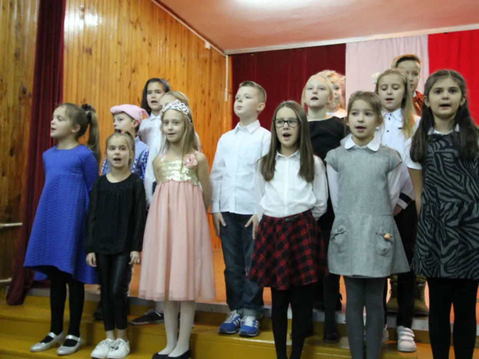 Spotkanie rodzinne klasy III C podczas prezentacji apelu „Magiczne słowa: proszę, przepraszam, dziękuję”.  — zdjęcie 32