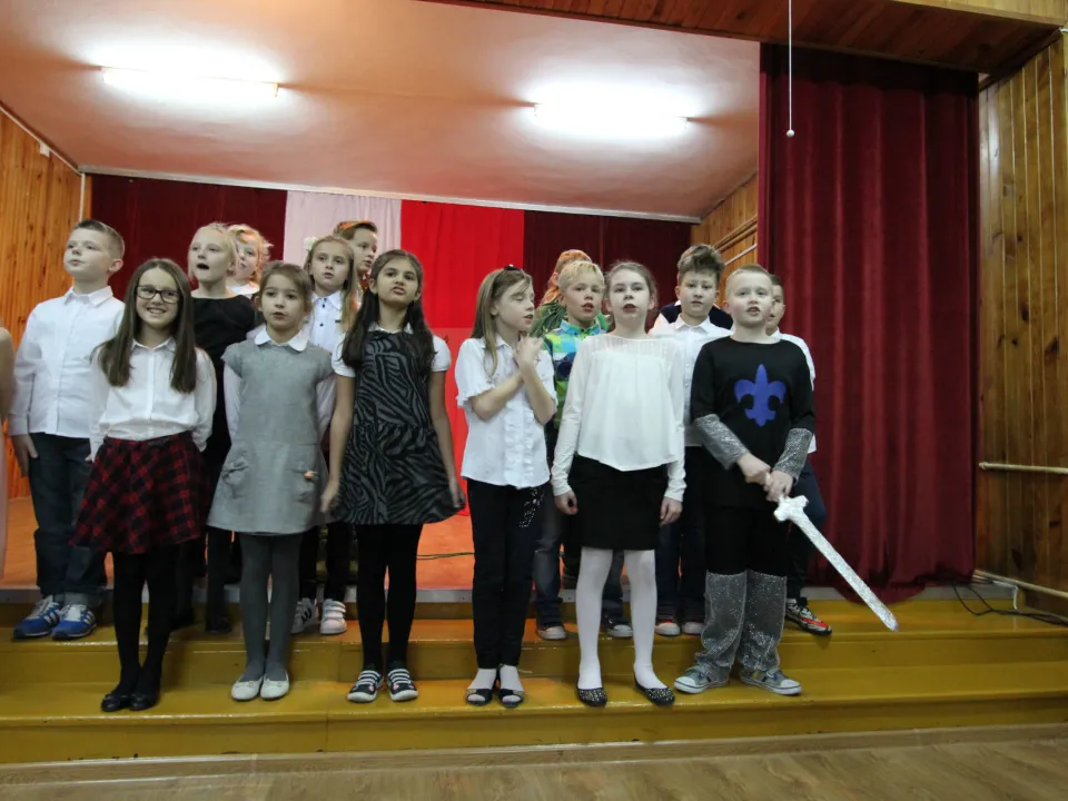 Spotkanie rodzinne klasy III C podczas prezentacji apelu „Magiczne słowa: proszę, przepraszam, dziękuję”.  — zdjęcie 33