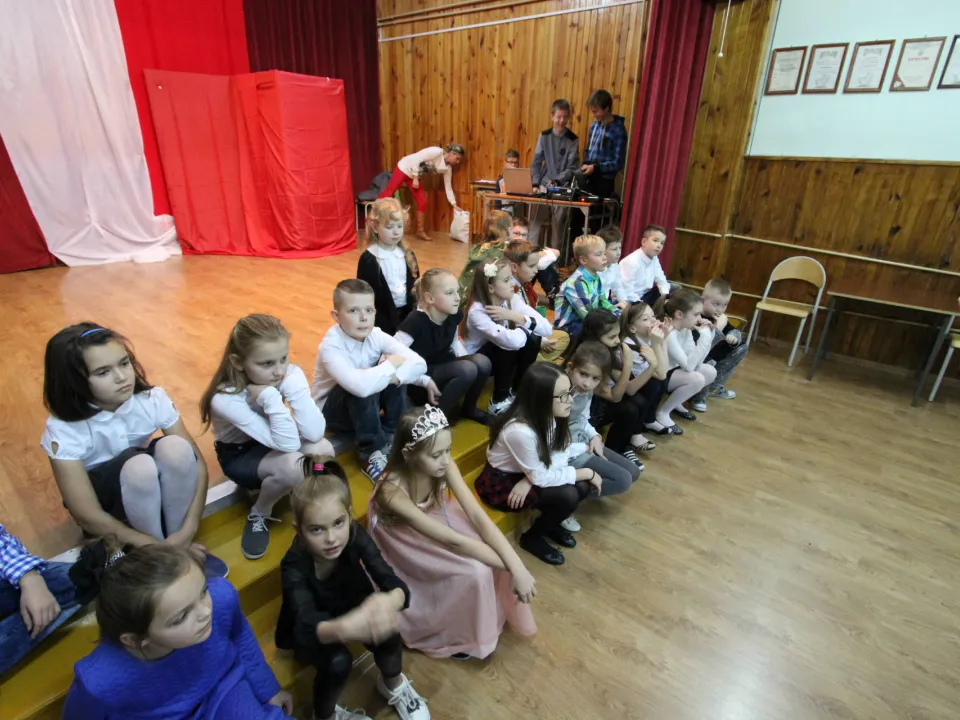 Spotkanie rodzinne klasy III C podczas prezentacji apelu „Magiczne słowa: proszę, przepraszam, dziękuję”.  — zdjęcie 36